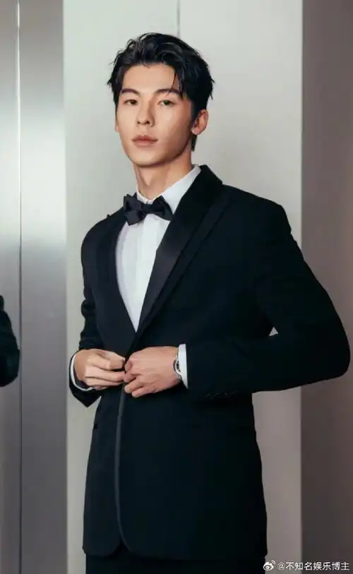 最适合穿黑色西装的男明星