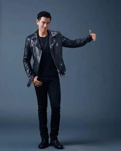 彭于晏身穿黑色皮外套搭配黑色紧身裤,全身黑的搭配丝毫不会给人带来