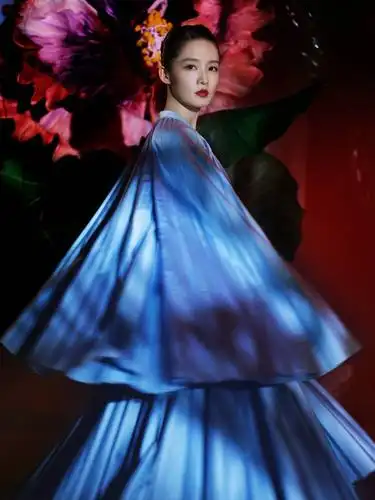 29岁李沁一改清纯路线写真穿吊带长裙小漏香肩冷艳霸气获好评