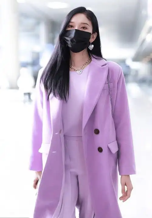 原创李沁机场太敢穿紫色长大衣一般人hold不住明星也不例外