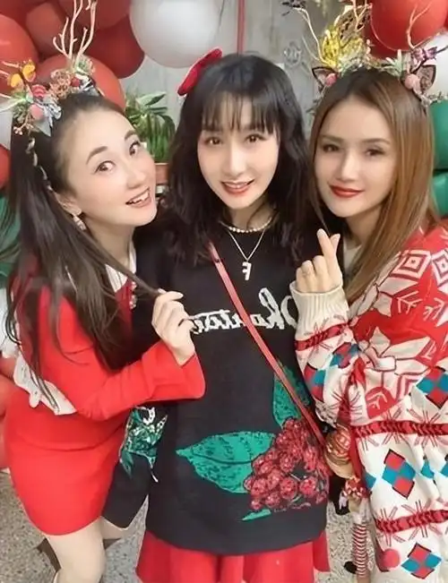 雷佳音金屋藏娇的老婆是熟悉的她年轻貌美穿衣时尚身材好