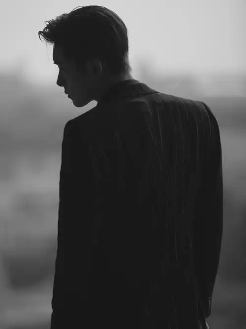 明星#易烊千玺满满安全感的背影杀妥妥的男友力爆棚@tfboys-易烊千玺