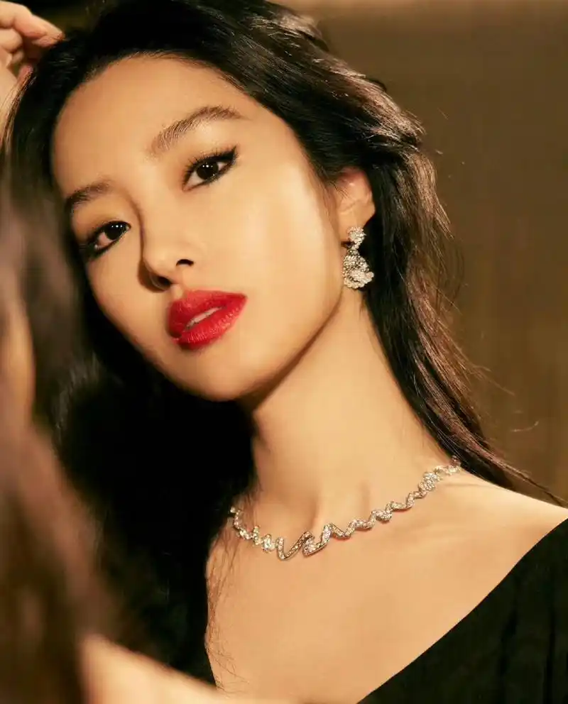 杨采钰的红唇92好迷人啊![亲吻][亲吻][亲吻]