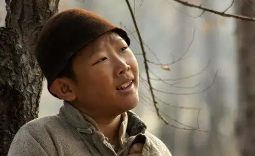 他32岁还在当童星,常在片场受到歧视,今却娶了个貌美校花娇妻