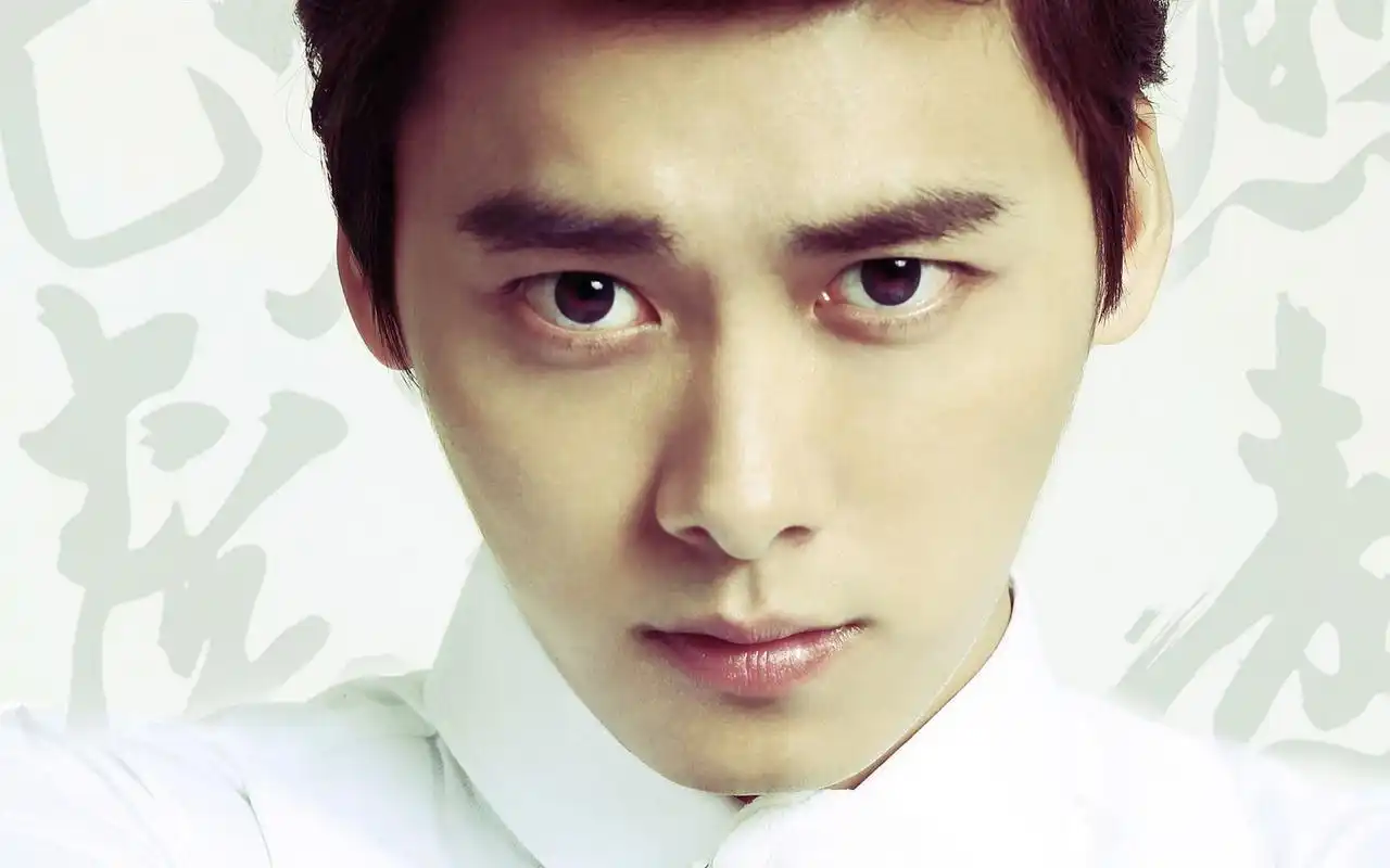 首页 桌面壁纸 大陆明星 精选帅气男星人气超高的小鲜肉帅哥高清个人