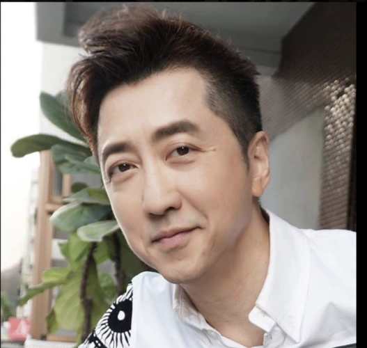 告别伊能静后「哈林」庾澄庆和43岁主播老婆张嘉欣两年抱两的幸福爱情