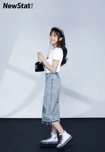 简介:李艺彤百变风格时尚写真图片,分享一组李艺彤图片给大家,图中的