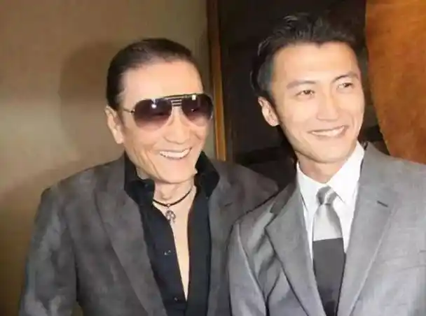 30年前被周润发抱过的小孩,如今已成为巨星,名气不输周润发_谢霆锋