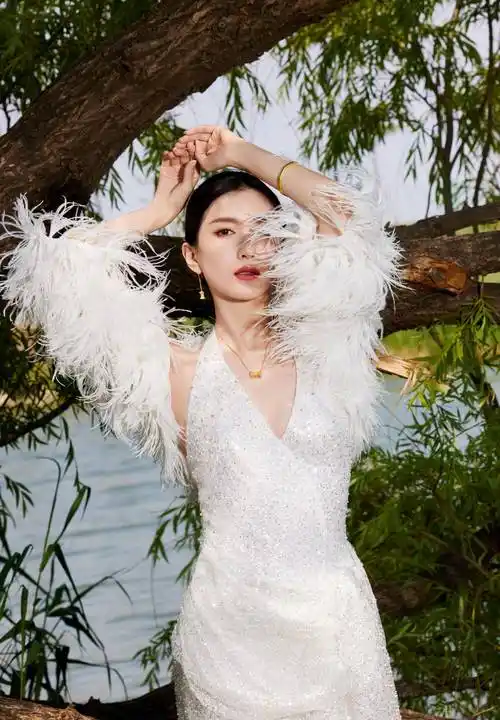 今天江疏影活动中出炉的美照,露背深v造型高闪,优雅明亮如如雪_白色