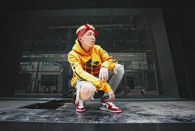 潮范嘻哈男让你引领初秋时尚