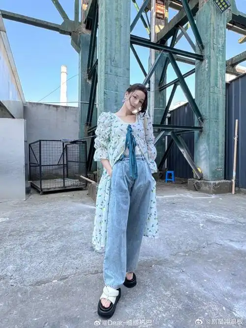 迪丽热巴素颜街拍