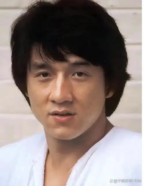 70岁成龙现身参加活动头发花白尽显老态令无数网友泪目