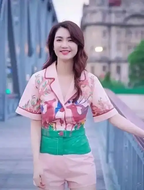 洪欣晒近照印花套装配上波浪卷发港风十足美人仍是美人