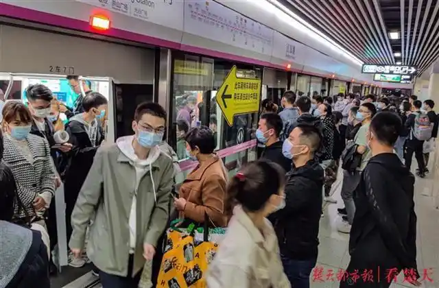 出行标配公共场所人流密集处行人依然坚持戴口罩