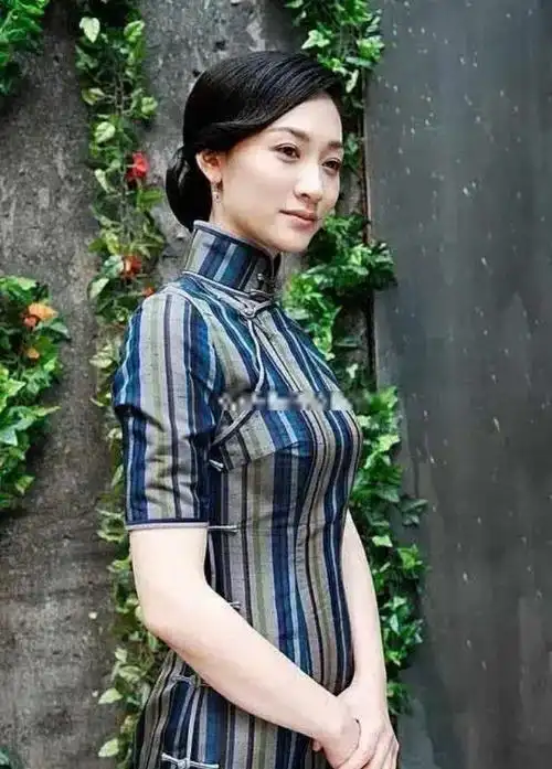 35岁的李小冉发育猛烈穿旗袍身材力压杨幂凹凸感十足