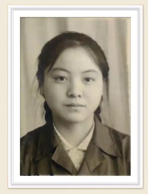 十八岁穿军装的高中毕业照.(有没有点女大十八变越变越好看的意思)