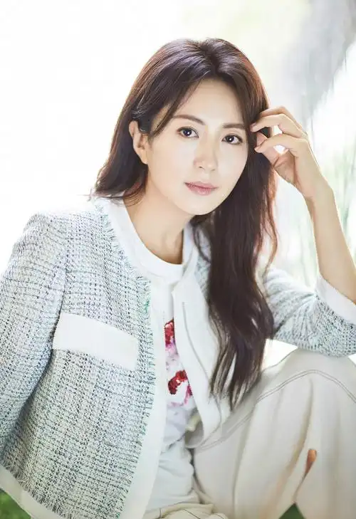 至尊红颜杨舒童真是好气色编织外套配白裤美得不像44岁