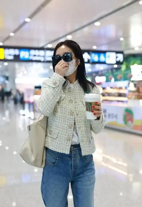 秦海璐结束花少录制后抵达北京机场小香风外套搭牛仔裤优雅温柔