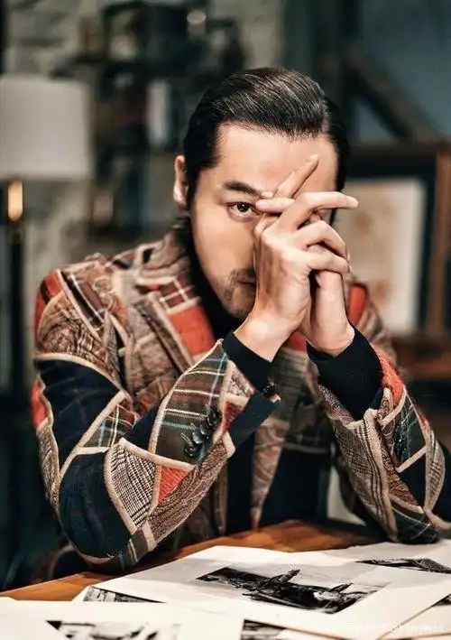 胡歌留大背头,精致胡渣,颠覆往日形象,完美展现气质男神的形象