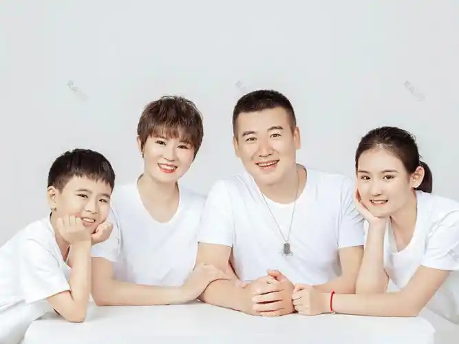 细腻入微的的情绪捕捉,即保证了照片的纯真,又渲染了家庭间的亲情