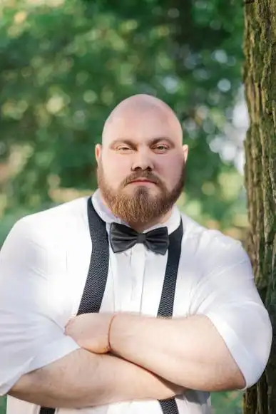 公园里留着胡子的胖新郎照片摄影图片