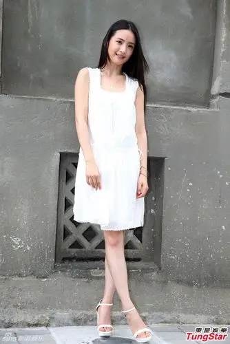 雪白薄纱连衣裙 同色系粗跟凉鞋~~~;林依晨