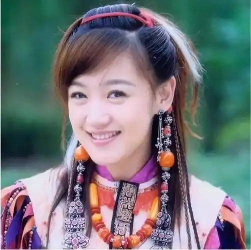 当街亲吻,让薛佳凝"底裤被扒光",颠覆了粉丝对她"固有认知"