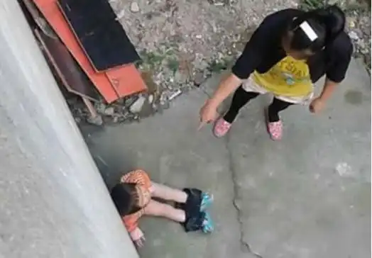 扒掉孩子裤子,用棍子用力打手,脸和腿