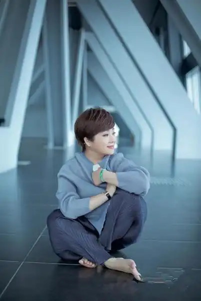 央视美女主持人王端端端端正正人如月可她的婚姻状况却成谜