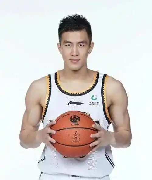 没过多久郭艾伦还是拒绝签约周鹏暴露了离开广东的内幕廖篮死团