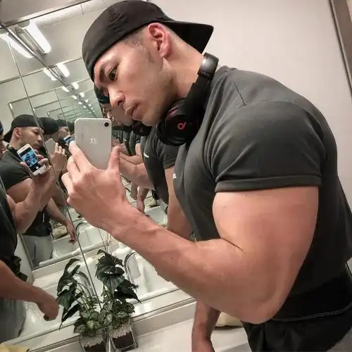 抖音超火的拧苹果挑战只有手臂粗的男人才敢玩