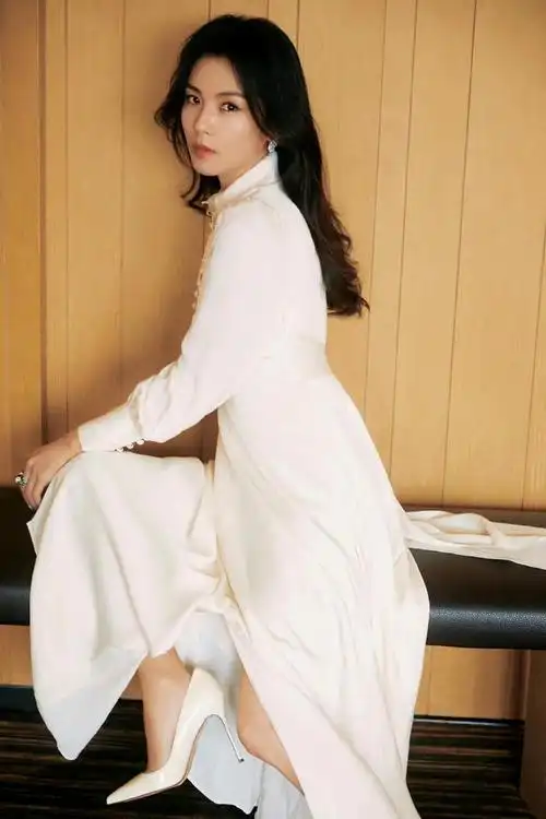 刘涛长得漂亮,身材好,气质佳,也是时尚穿搭的一把好手,她喜欢优雅气质