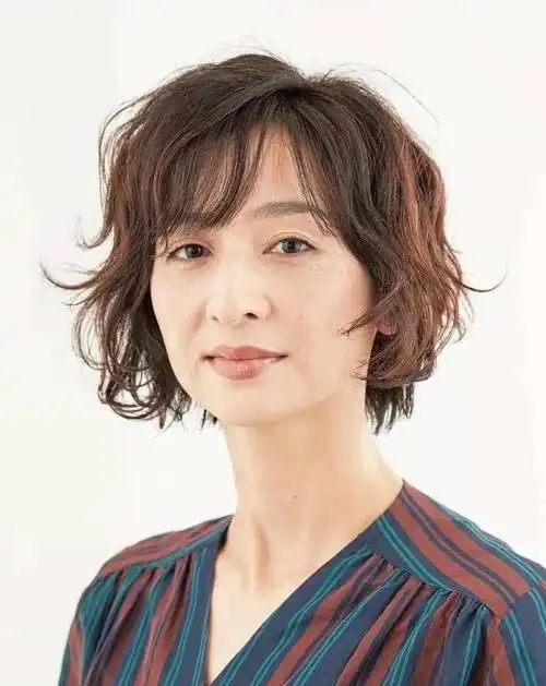 为什么劝你别留长发烫小卷看70岁胡因梦就知了多洋气