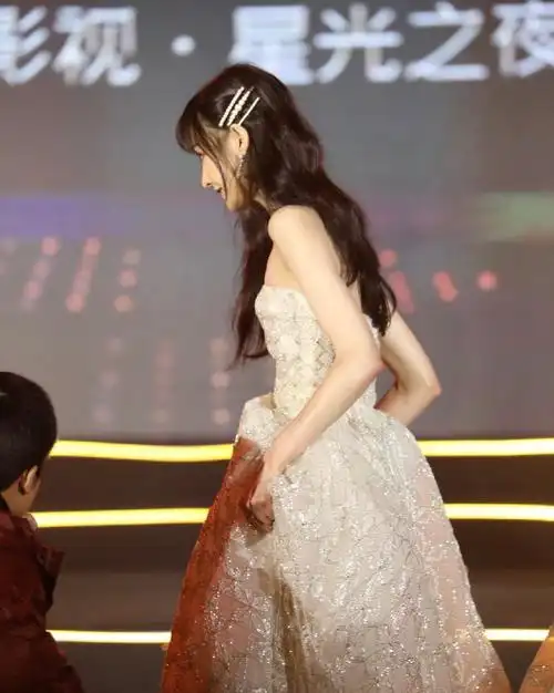 郑爽白色缕空裙传分手后首次亮相影视盛典灵动清纯美到心醉