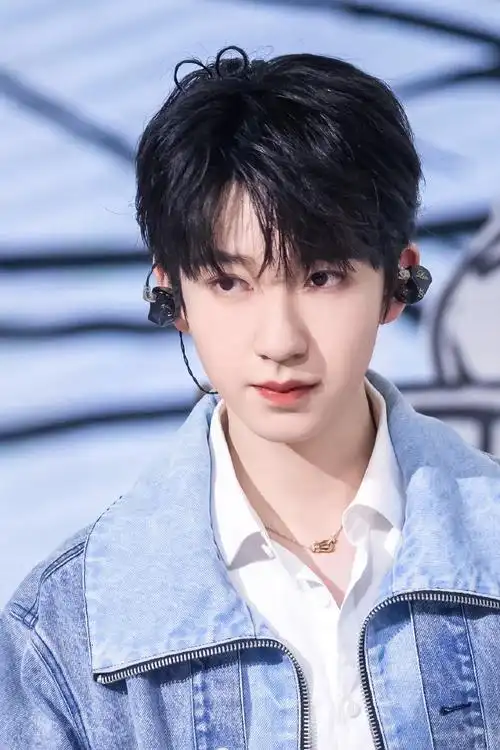 贺峻霖不规则破洞牛仔穿搭