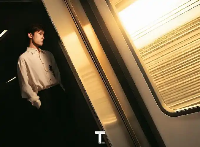 千玺2021年在微博上分享的一个dv视频,@tfboys-易烊千玺坐着回忆的