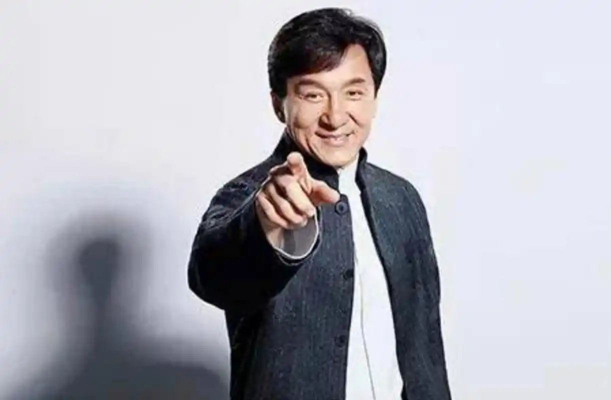 成龙大哥在鲁豫有约节目中坦率承认曾参与假慈善的经历,引发社会广泛