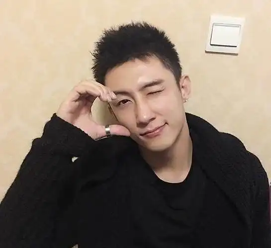 黄景瑜帅气又有分寸感的超短发型碰撞出不一样的时尚火花