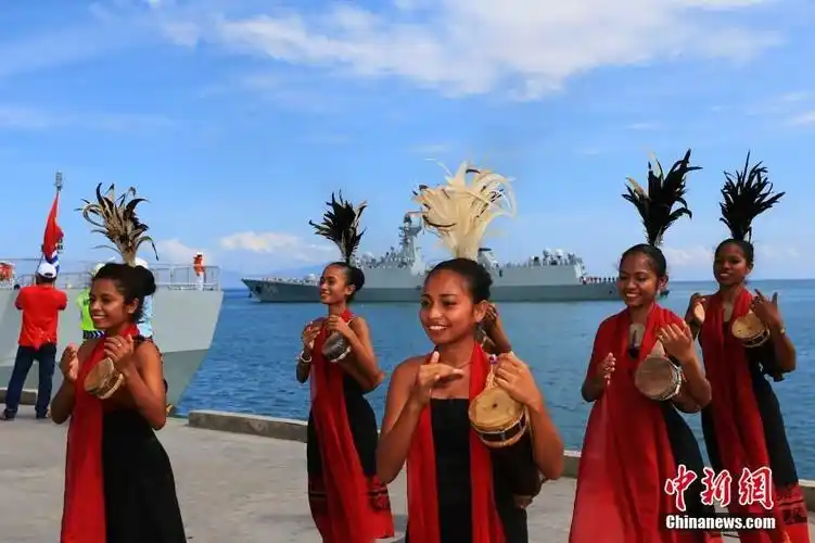 东帝汶少女迎接中国神盾舰到访