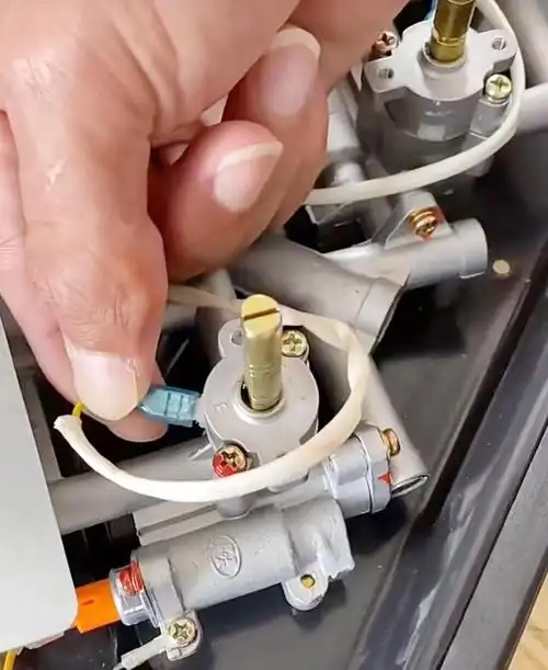 燃气灶一个正常一个松手就灭(燃气灶打火后松手就灭)-8