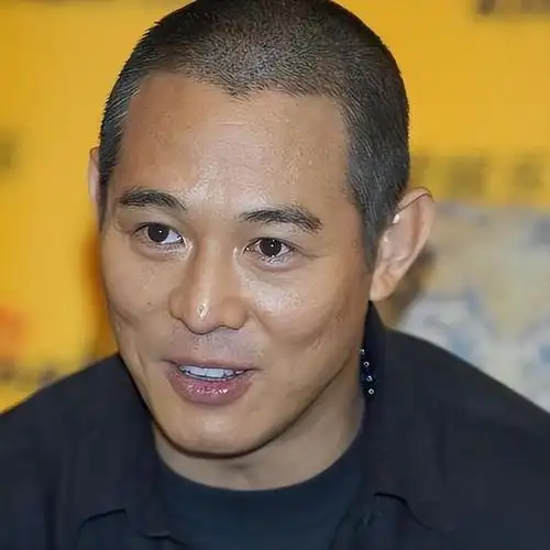 李连杰现身五台山礼佛!林虎大师亲自接待,保镖全程搀扶状态憔悴