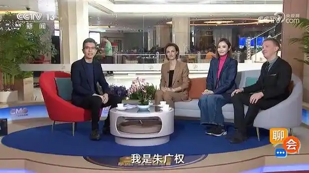 陈贝儿做客聊会节目接受cctv13男主播朱广权的人物专访