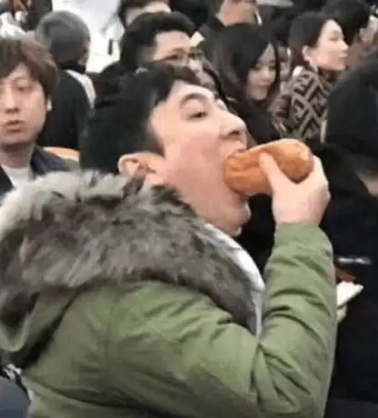 那个大口吃热狗的王思聪并没凉凉