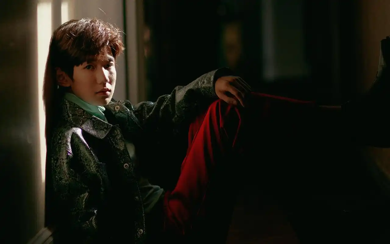 王源巴黎时装周帅气图片桌面壁纸