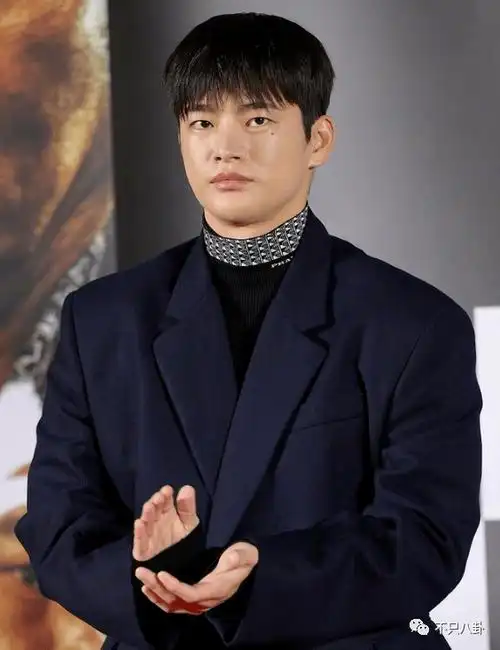 是时候更新一下徐仁国在你脑海中的形象了,朋友们!