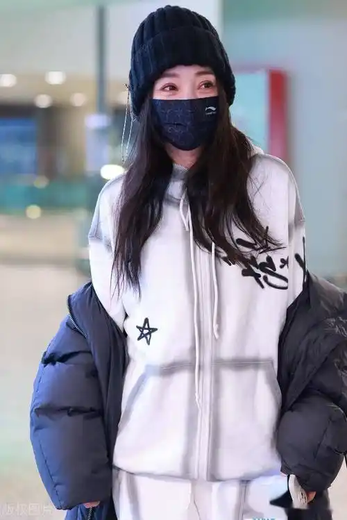 柳岩现身上海机场,身披羽绒服休闲惬意