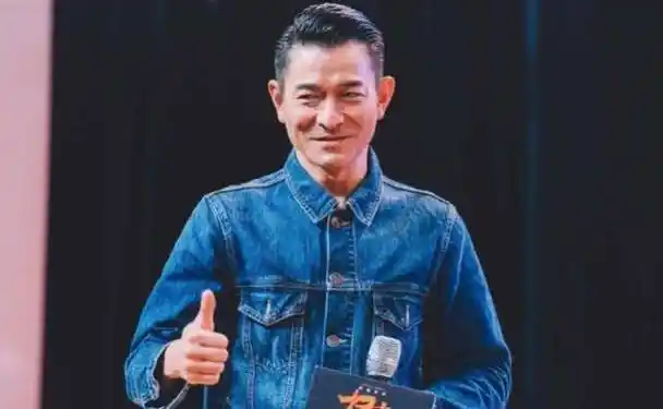 刘德华58岁也很潮,学年轻人把衣服绑腰上,搭卷边裤就很帅!