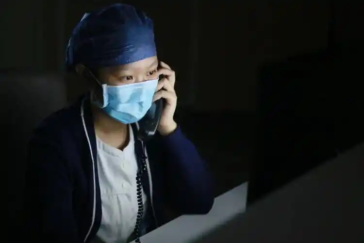 以心为灯点燃希望致敬夜班护士浙大一院2022年512国际护士节特别慰问