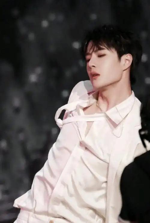 王一博散落的华服怪你过分美丽