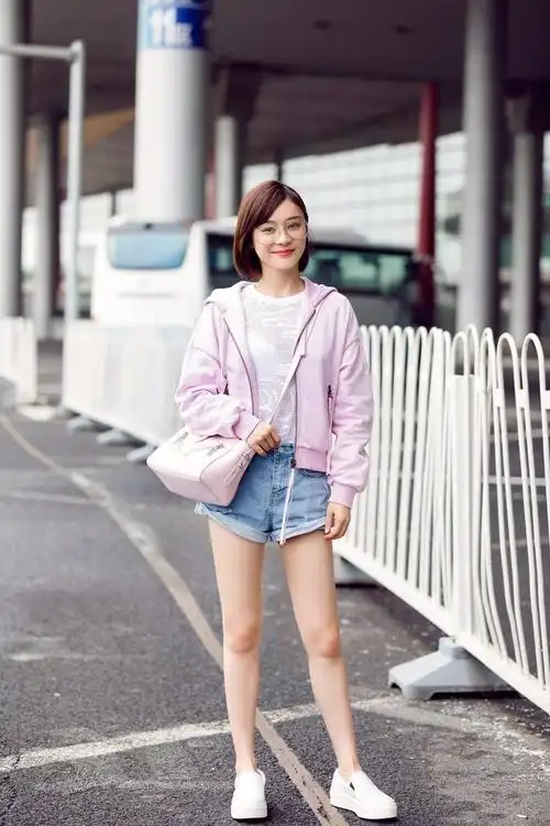 少女风!袁姗姗粉色外套搭牛仔短裤秀美腿